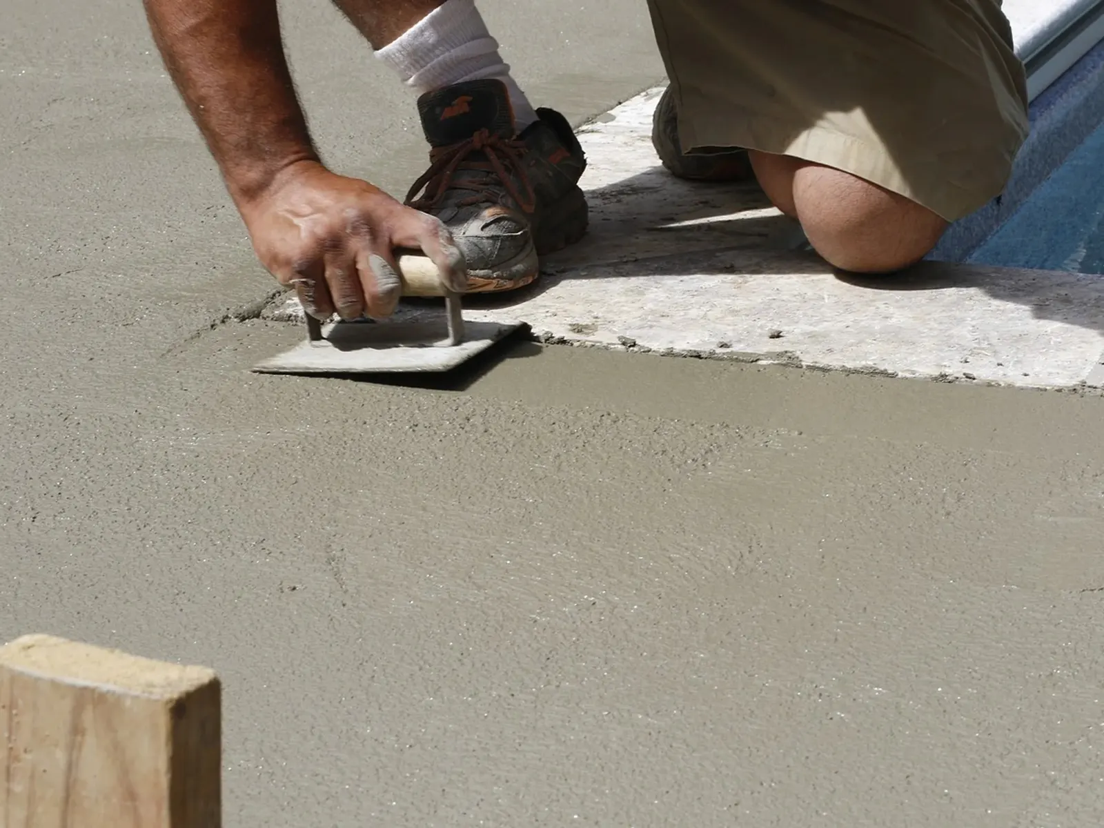 Edging a fresh concrete slab by hand