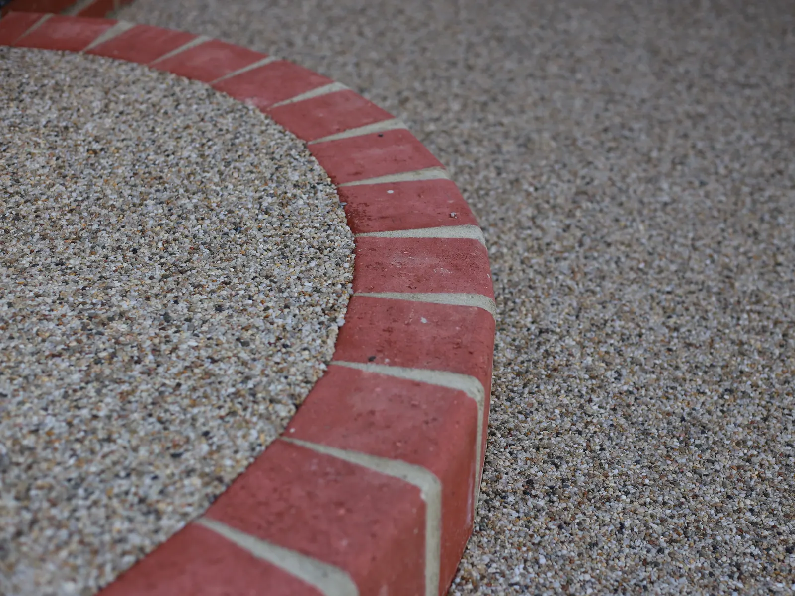 Resin bound surface with a curved brick border